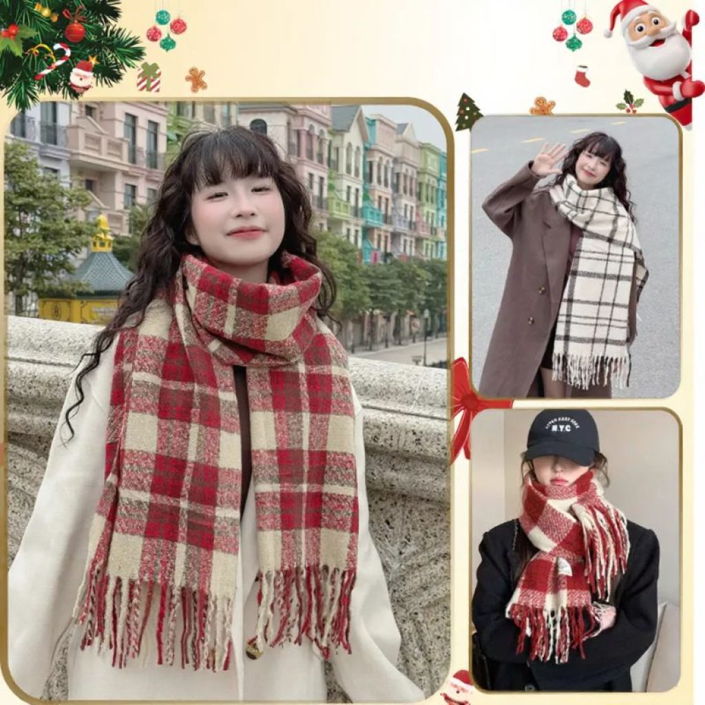 Cô gái cười rạng rỡ với khăn quàng cổ kẻ caro đỏ trắng phong cách Giáng Sinh, phối đồ ấm áp mùa đông
