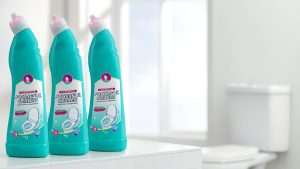 chai nước tẩy bồn cầu Logeski trong toilet
