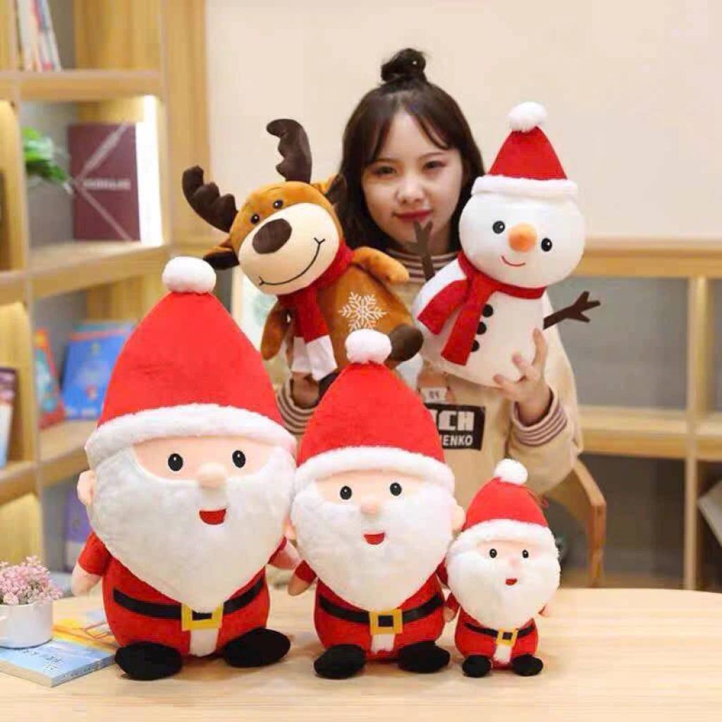 Các kích thước khác nhau của búp bê nhồi bông Ông Già Noel, Tuần Lộc và Người Tuyết, có người mẫu.