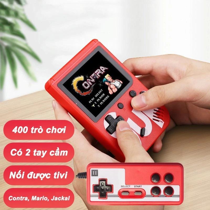 Người dùng đang chơi game Contra trên máy cầm tay Sup 400 trò chơi